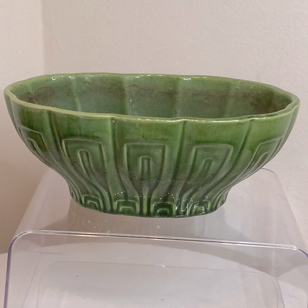 Haeger #17 Green pottery Planter. Nice detail